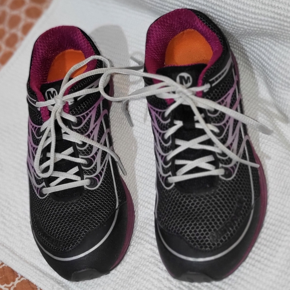 Merrell Womens Size 7.5 Mix Master Glide J56350 black, gently used.